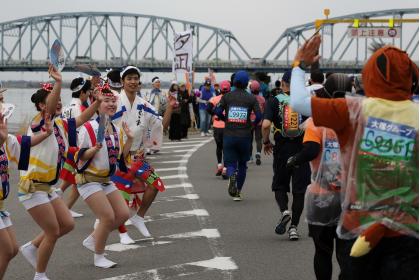とくしまマラソン １万２４１６人阿波路駆ける 男子総合 キプサング 女子総合 井野 ｖ 徳島の話題 スポーツ 徳島ニュース 徳島新聞電子版